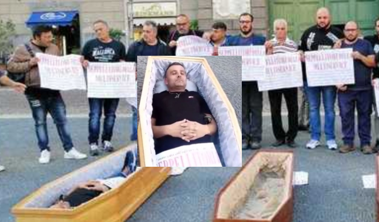 Napoli, la protesta dei seppellitori: bare e finti morti sotto Palazzo San Giacomo