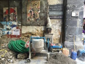 Pulcinella di Lello Esposito: conservato tra i rifiuti dei cantieri di via tribunali