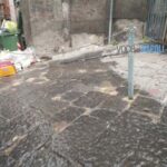 I paletti abusivi che invadono i Quartieri Spagnoli, quando i residenti si appropriano delle strade