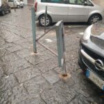 I paletti abusivi che invadono i Quartieri Spagnoli, quando i residenti si appropriano delle strade