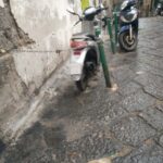 I paletti abusivi che invadono i Quartieri Spagnoli, quando i residenti si appropriano delle strade