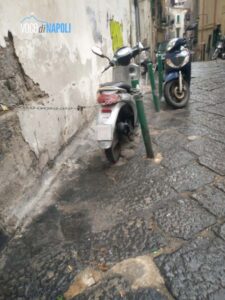 I paletti abusivi che invadono i Quartieri Spagnoli, quando i residenti si appropriano delle strade