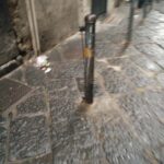 I paletti abusivi che invadono i Quartieri Spagnoli, quando i residenti si appropriano delle strade