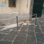 I paletti abusivi che invadono i Quartieri Spagnoli, quando i residenti si appropriano delle strade