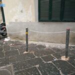 I paletti abusivi che invadono i Quartieri Spagnoli, quando i residenti si appropriano delle strade