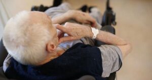 Qualiano, arrestato 32enne: aggrediva il padre anziano per soldi