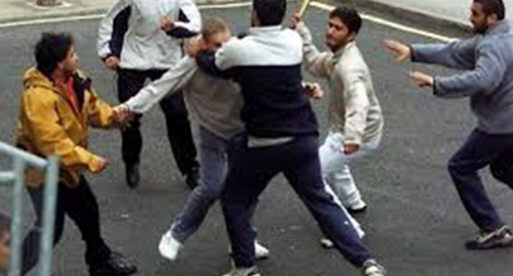 Qualiano, violenta rissa in strada: mazze, vetri rotti e rischio incendio