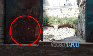 Quartieri Spagnoli, degrado e abbandono nello spazio lasciato da un palazzo crollato 30 anni fa