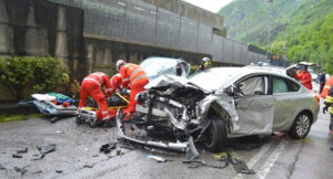 Quarto, grave incidente frontale: trauma cranico per un automobilista