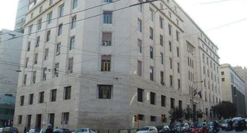 Napoli: lanciano molotov nella notte contro caserma di polizia