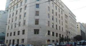 Napoli: lanciano molotov nella notte contro caserma di polizia