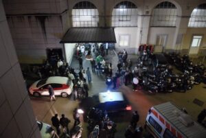 Raid in strada a Napoli: ferito a colpi d'arma da fuoco il cognato del boss Polverino. Giallo sulla dinamica