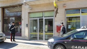 Rapina alle Poste a Melito: uomo da solo fugge via con il bottino