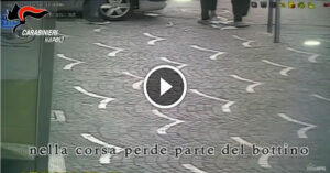 Rapina banca e perde soldi durante la fuga, due avvoltoi ne approfittano [VIDEO]