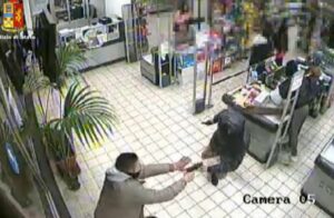 Rapina con colpi di pistola a Sant'Antimo, ferita la proprietaria del negozio. SI segue la pista camorristica