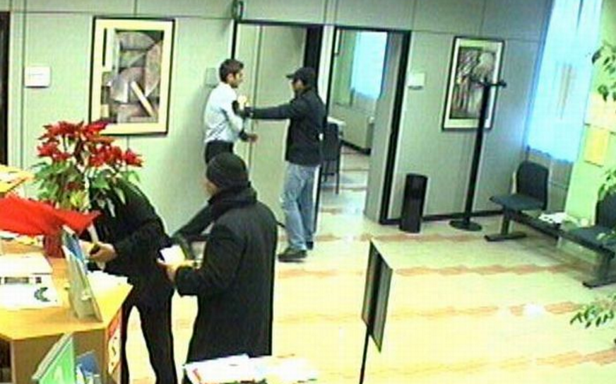 Rapina in banca a Napoli: colpo della banda del buca
