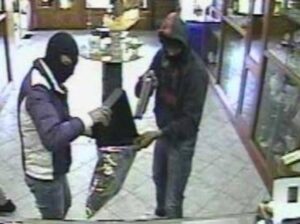 Rapina in gioielleria nel napoletano: titolare reagisce e viene ferito