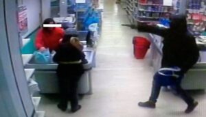 Mugnano, rapina nel supermercato: pistola in faccia alla cassiera e fuga col bottino