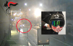 Napoli, rapina con coltello per rubare un casco: due arresti. Uno dei rapinatori è minorenne
