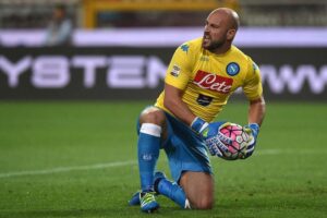 Napoli, offerta del PSG per Pepe Reina: De Laurentiis non vorrebbe cederlo