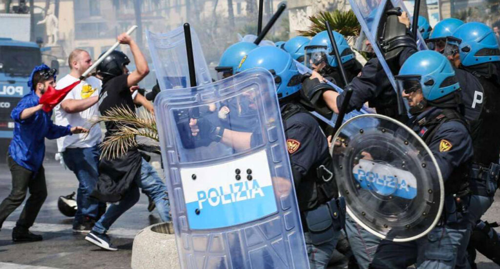 Renzi a Napoli, incidenti tra polizia e manifestanti