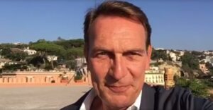 Riccardo Polizzi Carbonelli mostra ai fan la bellezza di Napoli