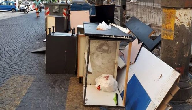 Napoli, caos rifiuti: le indicazione dell'Asia per lo smaltimento degli "ingombranti"
