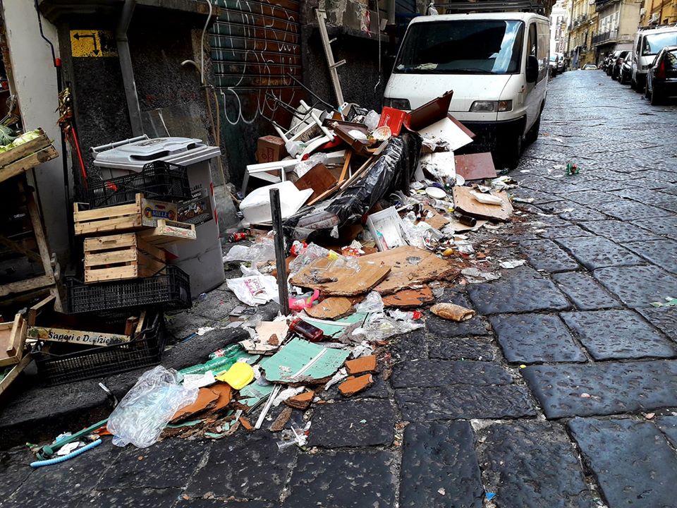 Rifiuti, raccolta in crisi. Il ministro Costa bacchetta de Magistris e De Luca