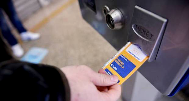Rincari per i napoletani: strisce blu e biglietti dell’Anm, stangata in arrivo