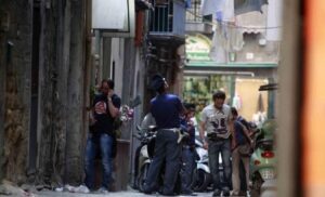 Rione Sanità, si spara ancora nel quartiere "blindato": raid contro abitazione. Residenti nel panico