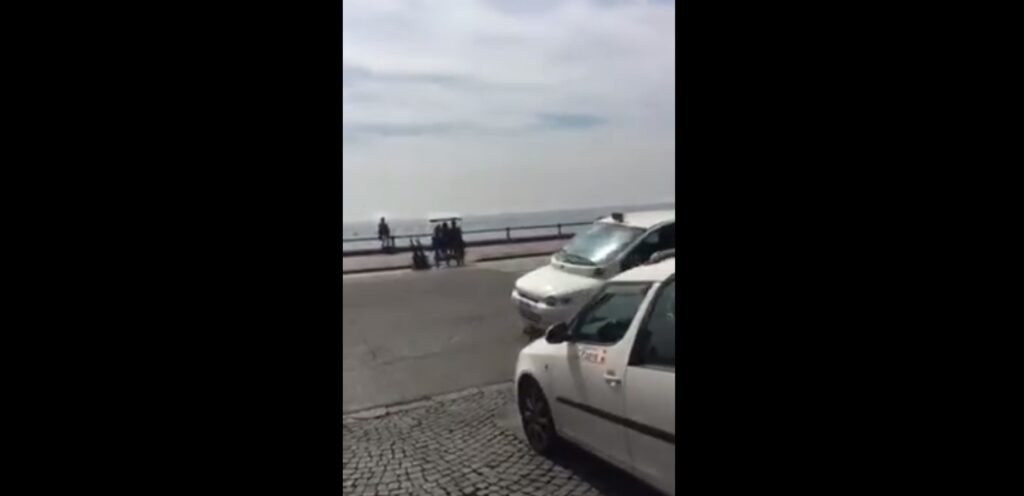 Risciò si schianta sul lungomare di Napoli, il gioco poteva trasformarsi in tragedia