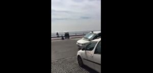 Risciò si schianta sul lungomare di Napoli, il gioco poteva trasformarsi in tragedia