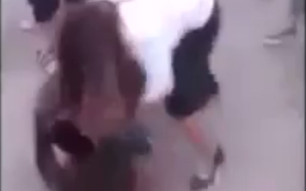 Ischia, mega rissa tra ragazze: i "maschietti" filmano tutto