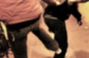 Una furiosa lite a San Giovanni a Teduccio, finisce nel sangue. Due cognati e il nuovo compagno dell'ex moglie di uno dei due, sono stati coinvolti in una tremenda rissa, culminata nel peggiore dei modi.