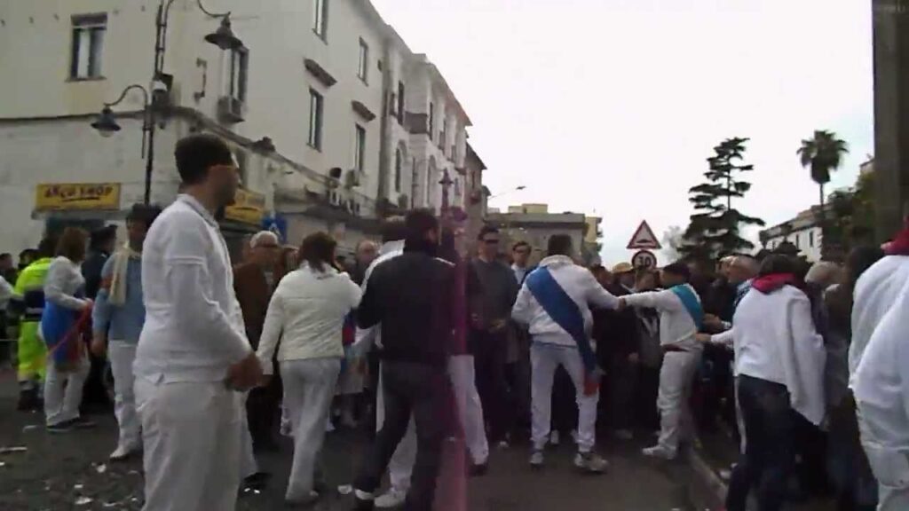 Rissa nel Napoletano: la processione della Madonna dell'Arco finisce male
