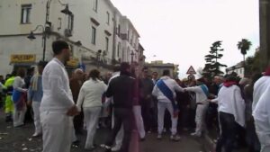 Rissa nel Napoletano: la processione della Madonna dell'Arco finisce male