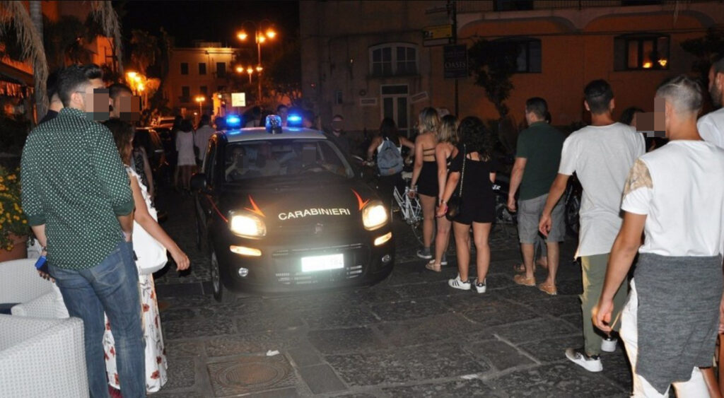 Rissa sulla Riva Destra a Ischia, 24enne accerchiato e colpito da due persone: arrestati responsabili