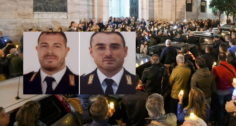 Napoli, fiaccolata fuori la Questura per salutare gli agenti Rotta e Demenego uccisi a Trieste