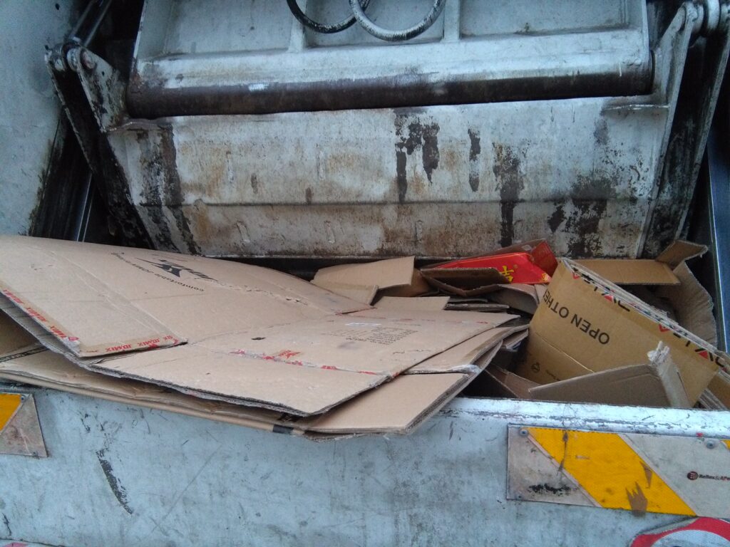 Rubavano carta e cartone e guadagnavano 400 euro al giorno: l'incredibile scoperta a Napoli