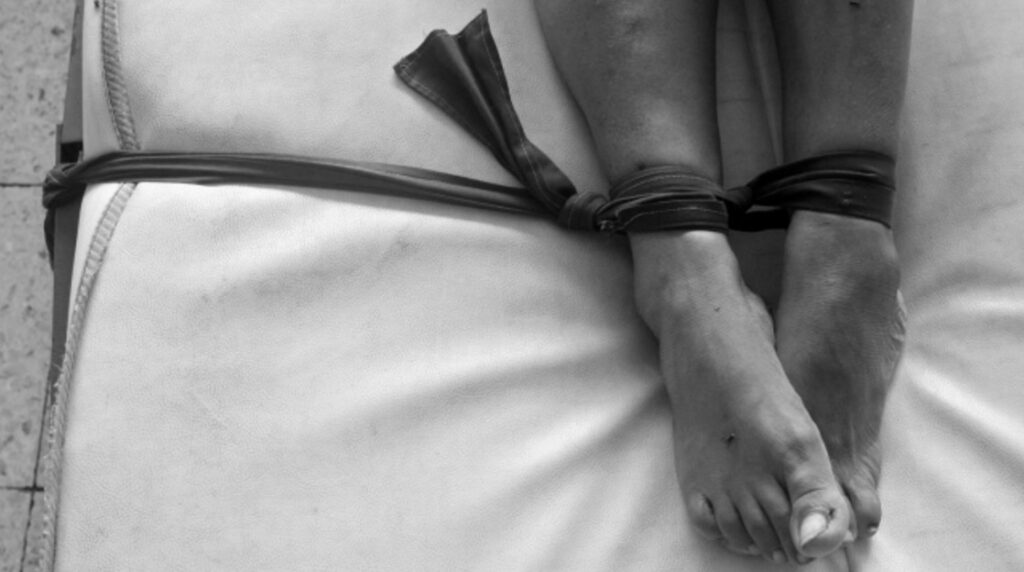 Salerno, giovane donna legata a un letto per anni da un predicatore