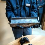 Salvini a Napoli, scontri tra manifestanti e polizia: cariche e lanci di bombe carta