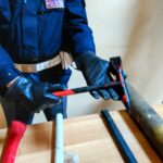 Salvini a Napoli, scontri tra manifestanti e polizia: cariche e lanci di bombe carta