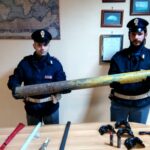 Salvini a Napoli, scontri tra manifestanti e polizia: cariche e lanci di bombe carta