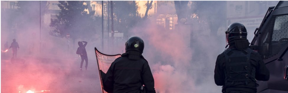 Salvini a Napoli, scontri tra manifestanti e polizia: cariche e lanci di bombe carta