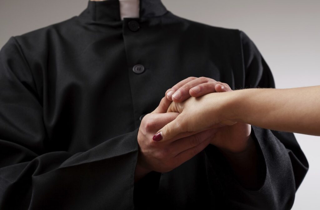 San Cipriano D'Aversa, si fingono preti e derubano due signore anziane