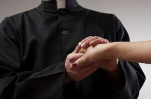 San Cipriano D'Aversa, si fingono preti e derubano due signore anziane