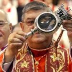Dopo il Miracolo di San Gennaro è grande festa all'uscita del Duomo