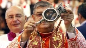 Dopo il Miracolo di San Gennaro è grande festa all'uscita del Duomo