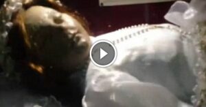 Santa Inocencia morta 300 anni fa apre gli occhi, il video