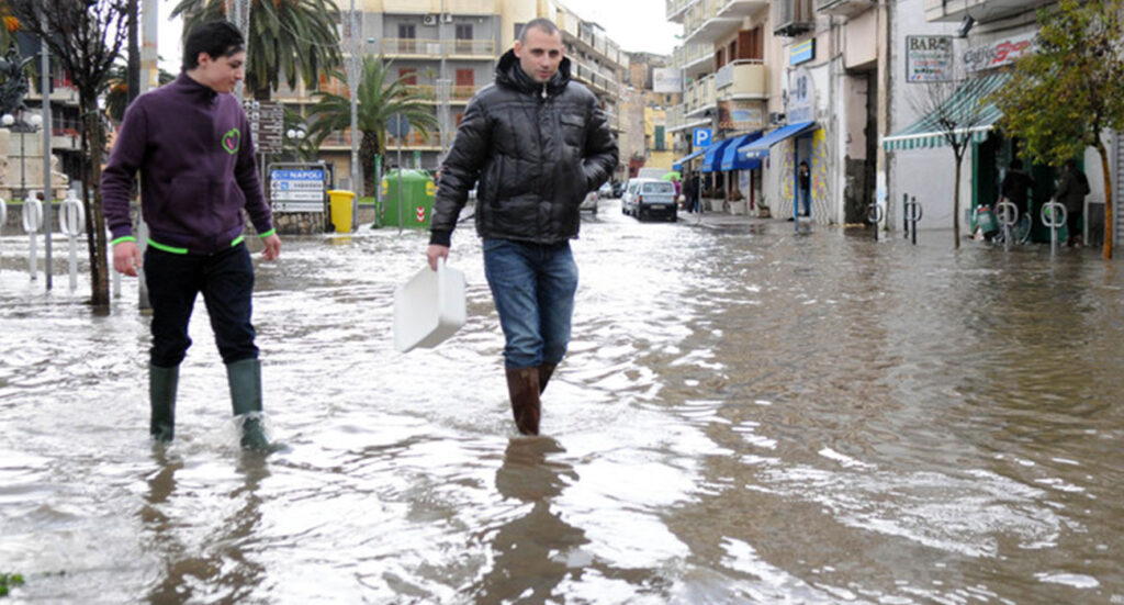 Maltempo, straripa il fiume Sarno: allagamenti e disagi
